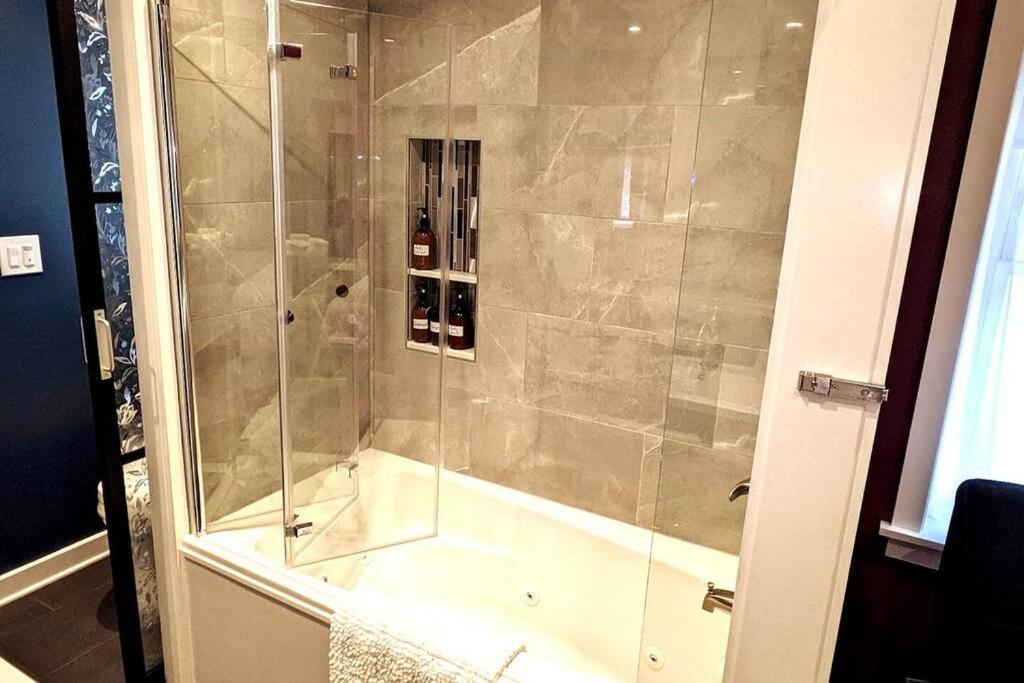 Walkable Elmwood Cottage, No Chores 4Bath 4Br 4Car Buffalo Kültér fotó
