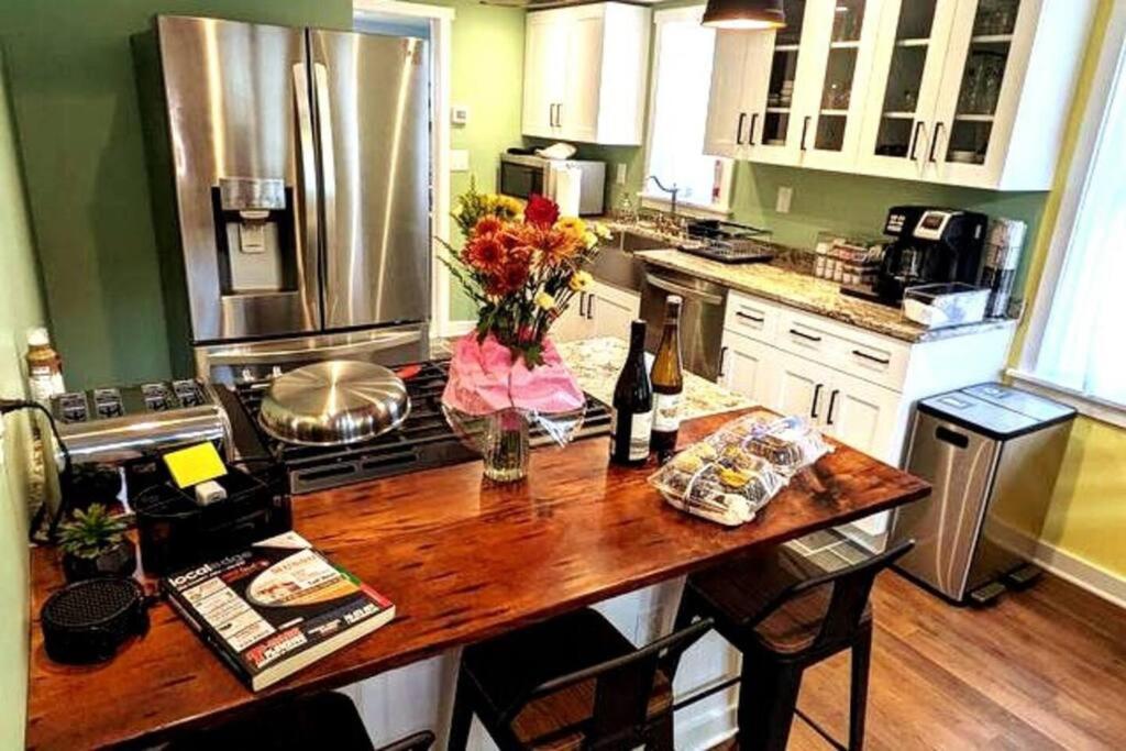 Walkable Elmwood Cottage, No Chores 4Bath 4Br 4Car Buffalo Kültér fotó